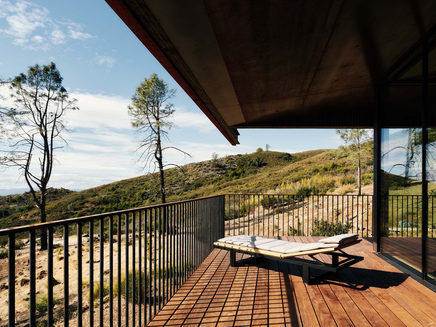 «Pine Flat» por Faulkner Architects. Fotografía por Joe Fletcher. 