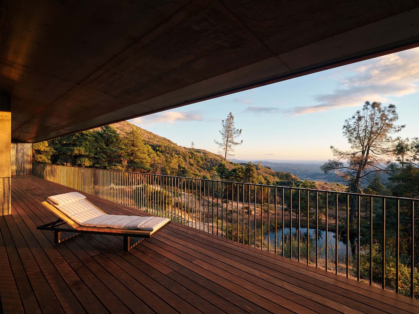 «Pine Flat» por Faulkner Architects. Fotografía por Joe Fletcher. 