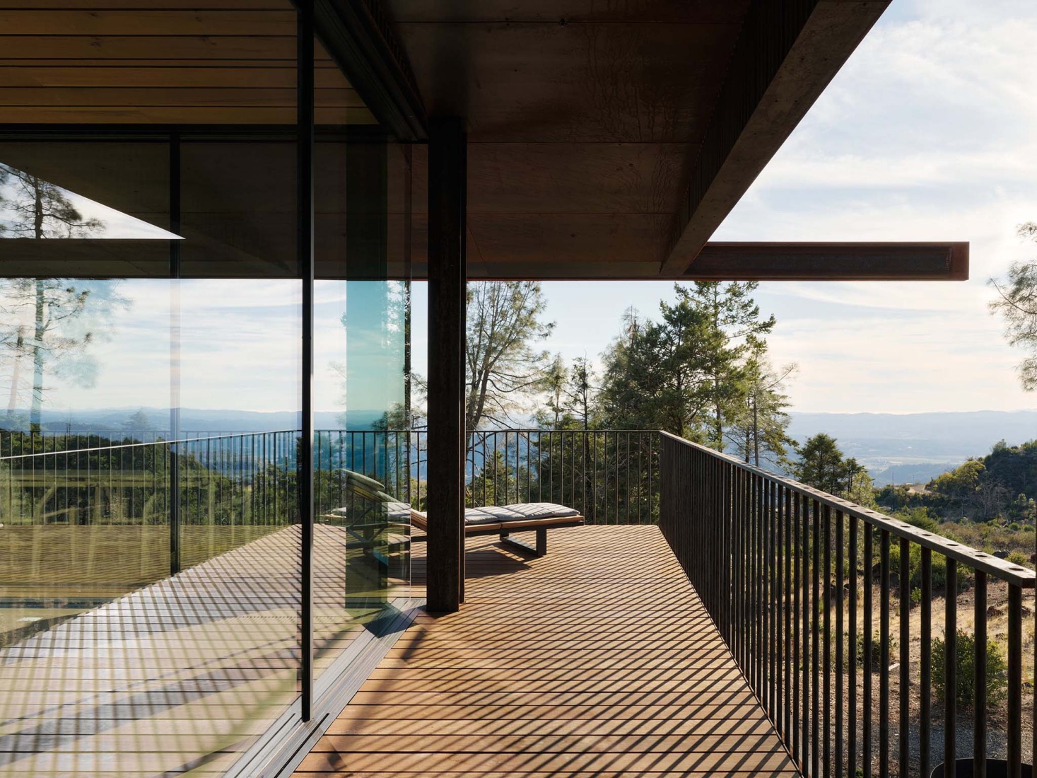 «Pine Flat» por Faulkner Architects. Fotografía por Joe Fletcher. 