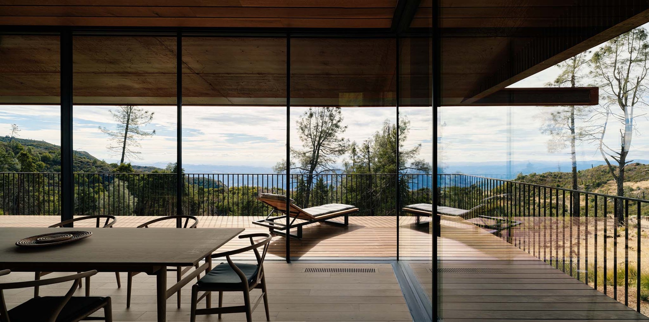 «Pine Flat» por Faulkner Architects. Fotografía por Joe Fletcher. 