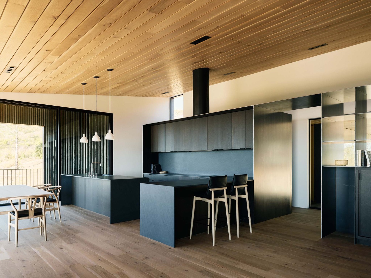 «Pine Flat» por Faulkner Architects. Fotografía por Joe Fletcher. 
