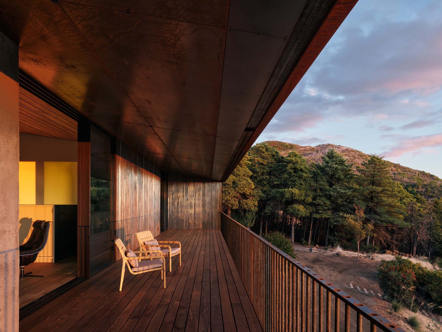 «Pine Flat» por Faulkner Architects. Fotografía por Joe Fletcher. 