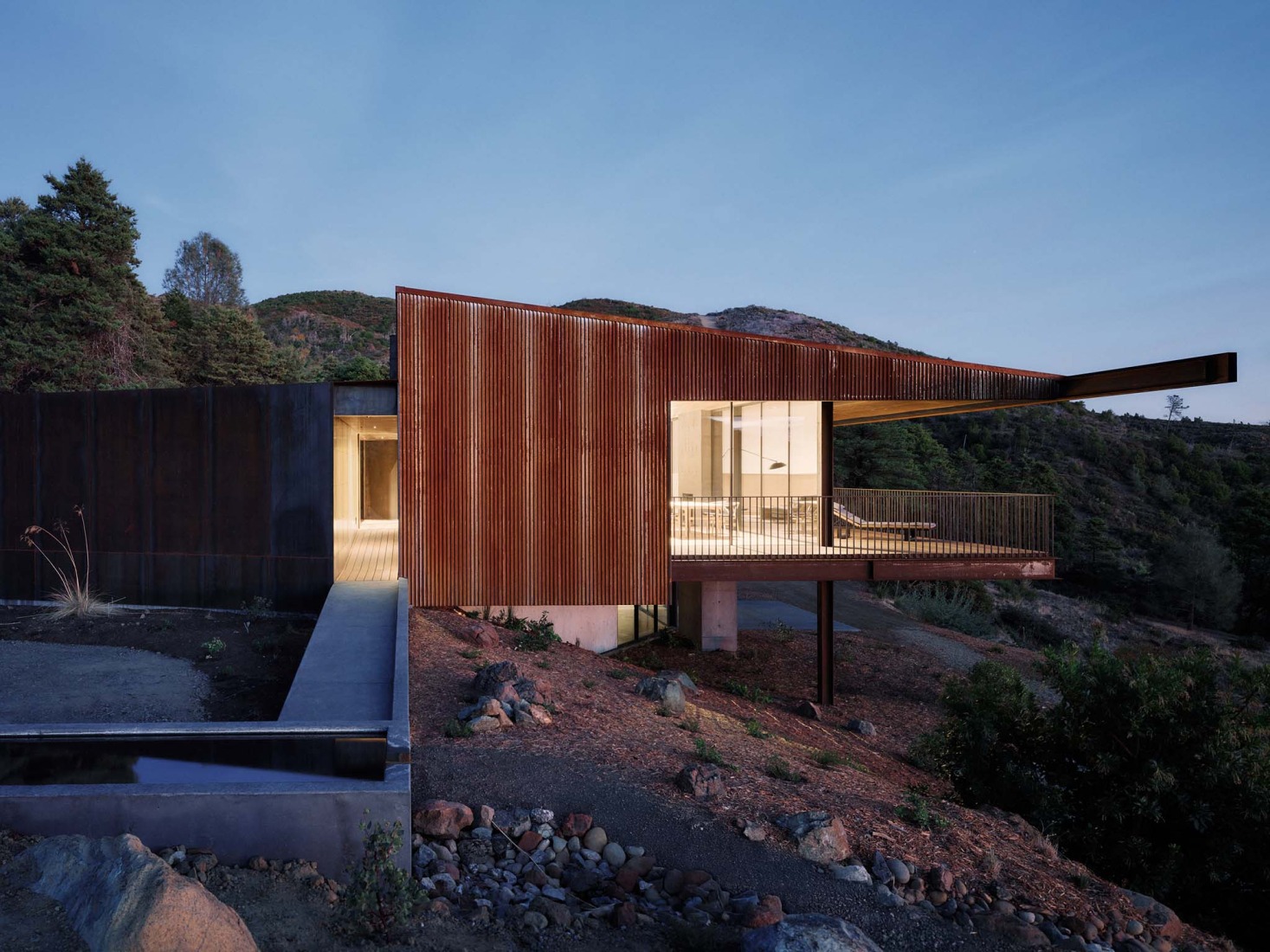 «Pine Flat» por Faulkner Architects. Fotografía por Joe Fletcher. 