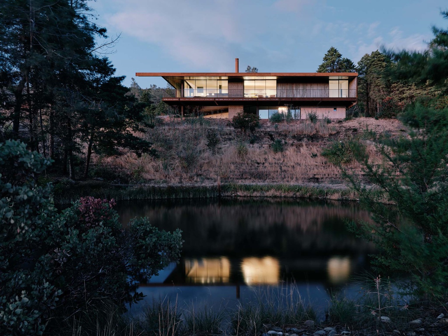 «Pine Flat» por Faulkner Architects. Fotografía por Joe Fletcher. 