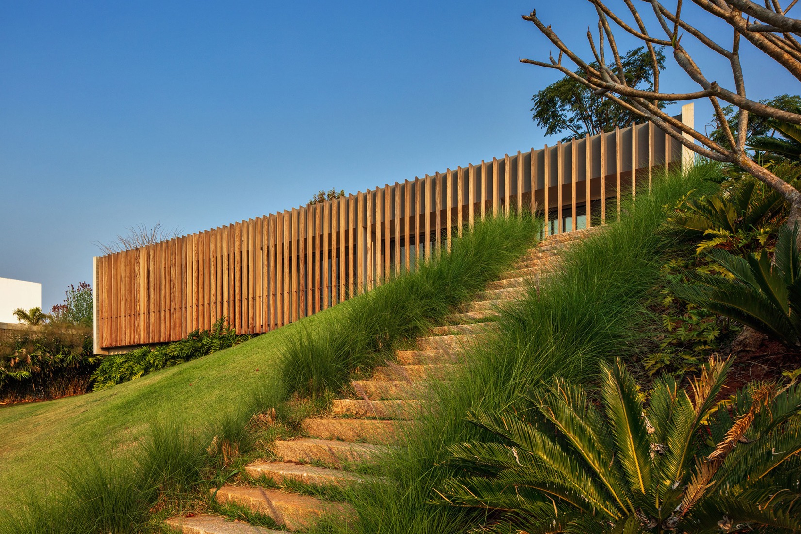 Casa Baroneza por Sabella Arquitetura. Fotografía por Nelson Kon.