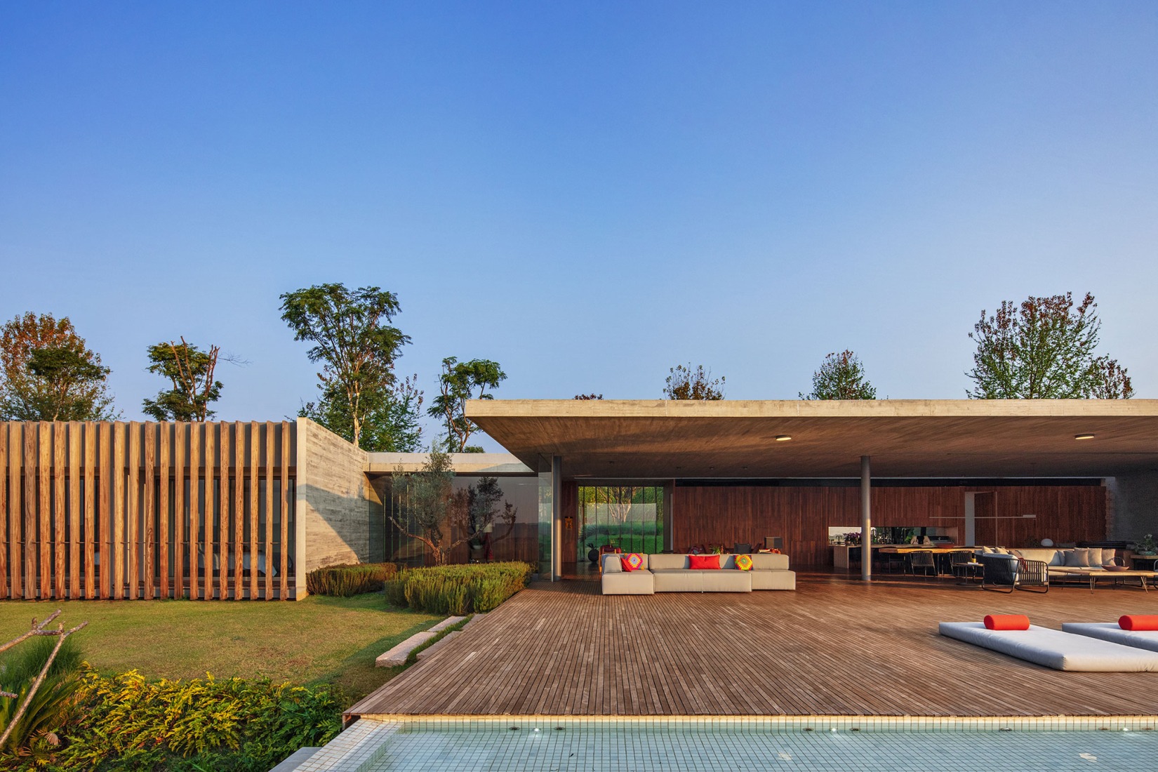 Casa Baroneza por Sabella Arquitetura. Fotografía por Nelson Kon.