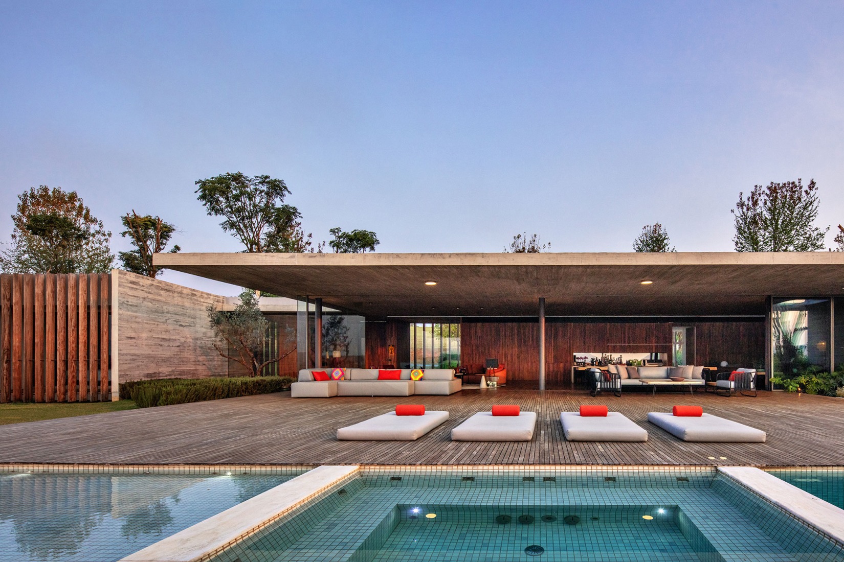 Casa Baroneza por Sabella Arquitetura. Fotografía por Nelson Kon.