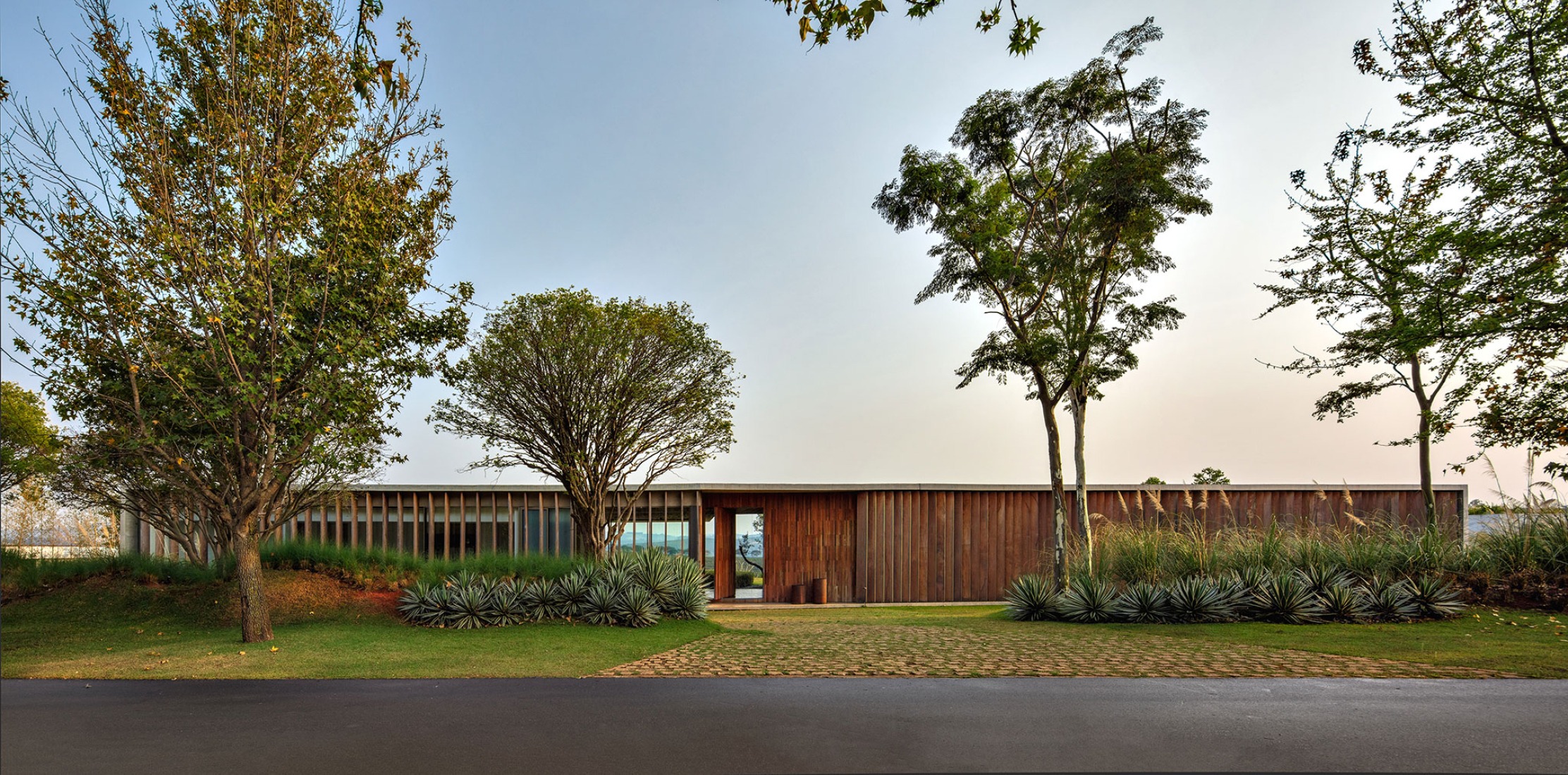 Casa Baroneza por Sabella Arquitetura. Fotografía por Nelson Kon.