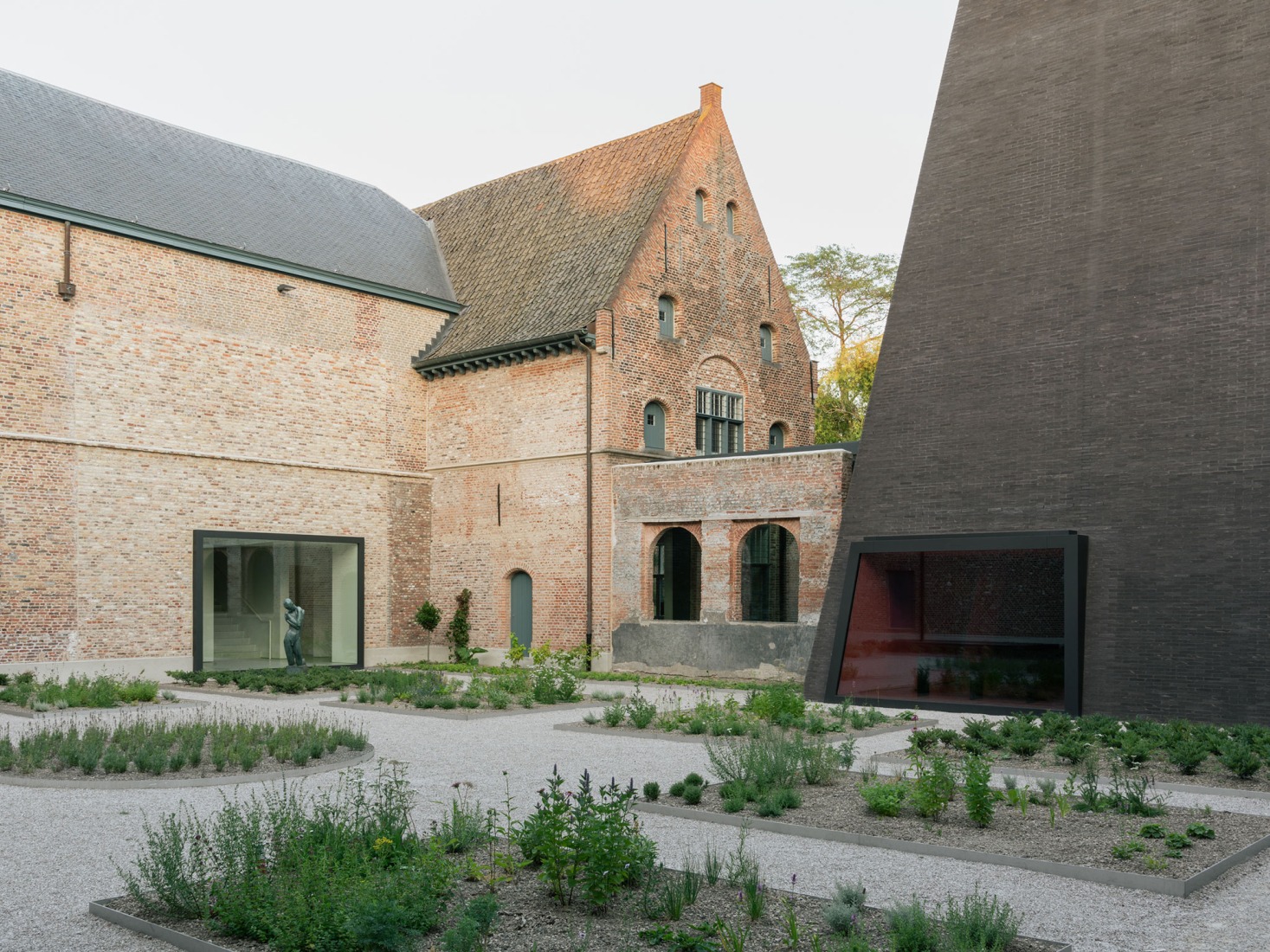 Nuevo museo de artes visuales Abby Kortrijk por Barozzi Veiga + Tab Architects. Fotografía por Simone Marcolin.