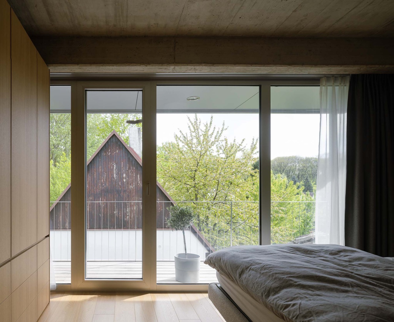 Single-family house on the Danube backwater by Čechvala architects. Photograph by Alex Shoots Buildings.