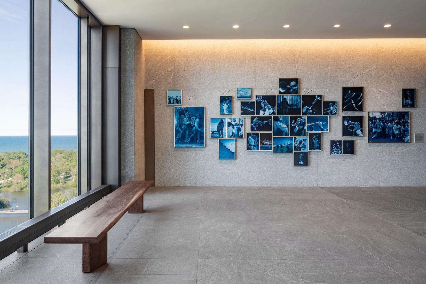 --- Collage fotográfico «El viento azul fresco» de Carrie Mae Weems en la sala Sky Room Vista del Centro Presidencial Obama en Chicago, Illinois, el 20 de mayo de 2026. Fotografía de Angie McMonigal. Cortesía de la Fundación Obama.