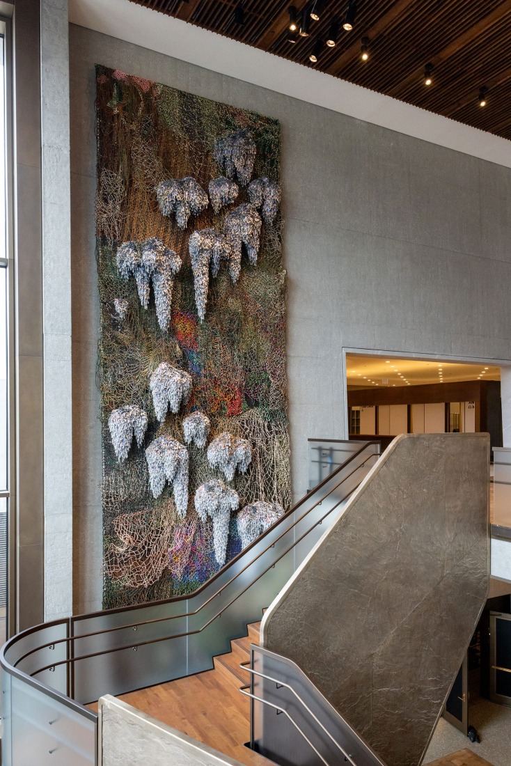Esta tierra, cielo compartido, de Marie Watt en colaboración con Nick Cave, en el vestíbulo Hope and Change del Museo del Centro Presidencial Obama en Chicago, Illinois, el miércoles 8 de abril de 2026. Fotografía de Taylor Glascock. Cortesía de la Fundación Obama.