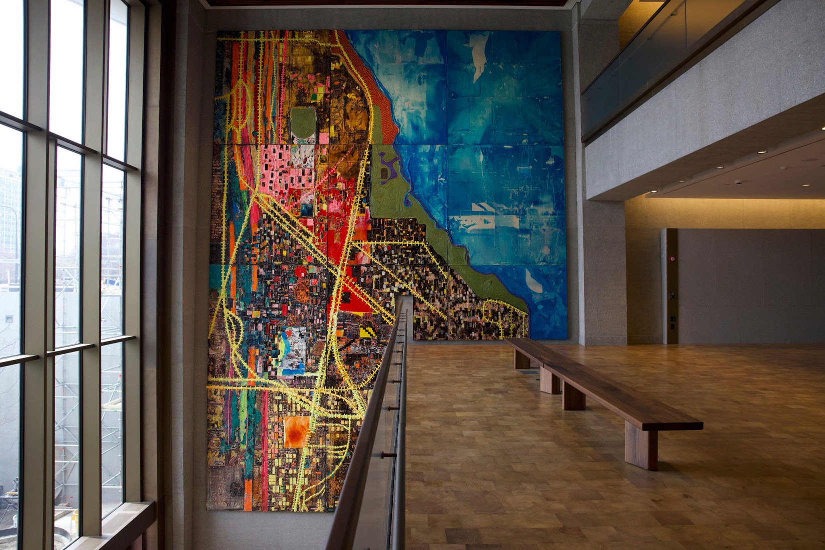 La obra «Ciudad de los grandes hombros», de Mark Bradford, se exhibe en el atrio «Nuestra historia» del Museo del Centro Presidencial Obama en Chicago, Illinois, el 8 de abril de 2026. Fotografía de Taylor Glascock. Cortesía de la Fundación Obama.