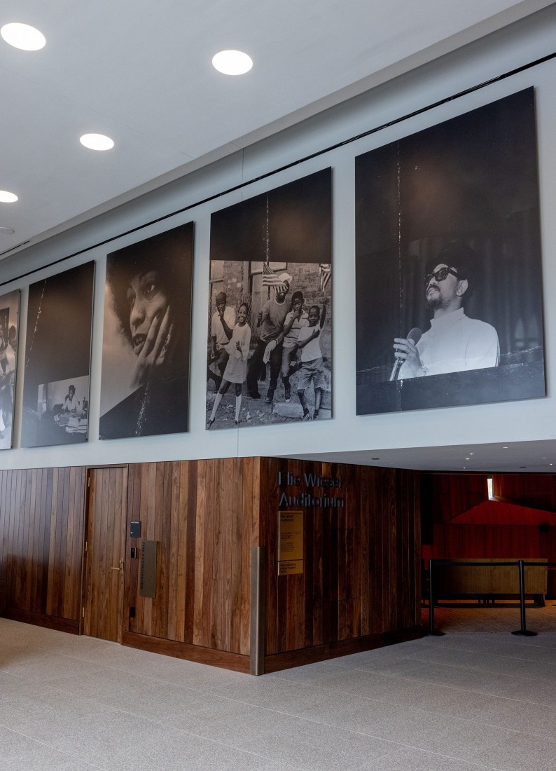 Para ver lo que ellos podían ver y Vista americana por Theaster Gates en el atrio Hadiya Pendleton del edificio Forum en el Centro Presidencial Obama en Chicago, Illinois, el 19 de mayo de 2026. Fotografía de Taylor Glascock. Cortesía de la Fundación Obama.