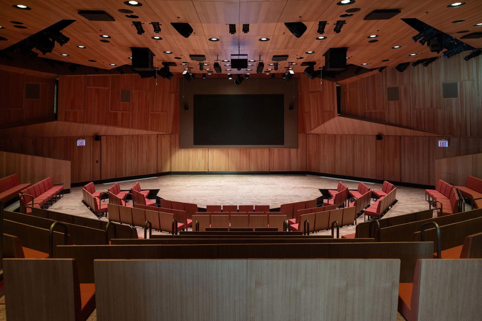 Auditorio del Museo del Centro Presidencial Obama en Chicago, Illinois, el miércoles 8 de abril de 2026. Fotografía de Taylor Glascock. Cortesía de la Fundación Obama.