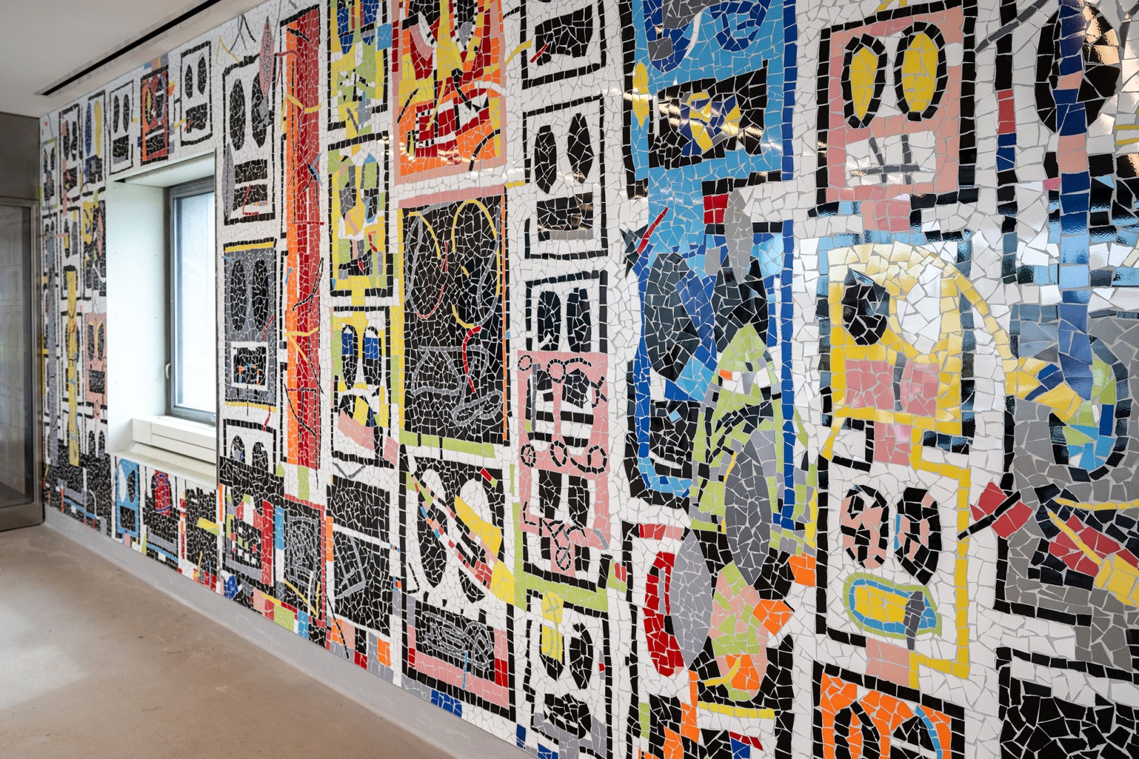 Mural «Hombres rotos» de Rashid Johnson en el aula del Jardín de Frutas y Verduras Eleanor Roosevelt del Centro Presidencial Obama en Chicago, Illinois, el jueves 26 de marzo de 2026. Fotografía de Christopher Dilts. Cortesía de la Fundación Obama.