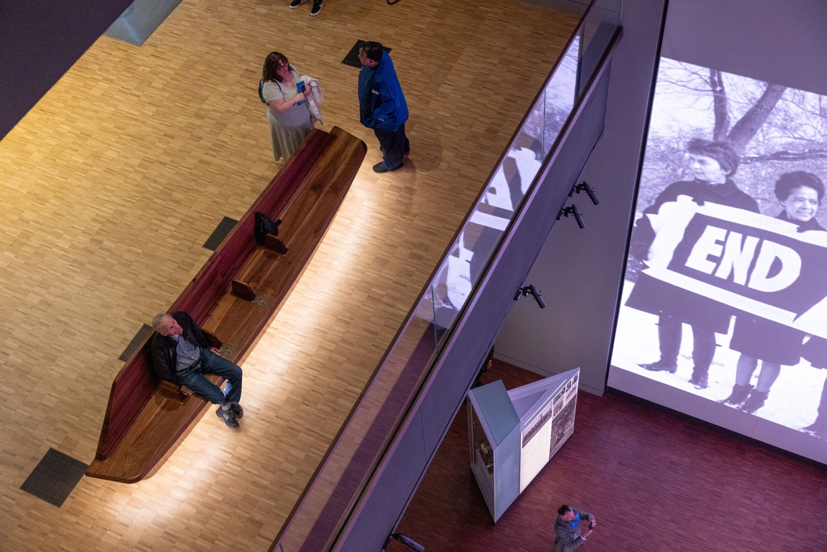 Bancos de diseño inclusivo, obra de Norman Teague, en la sala de exposiciones del Museo del Centro Presidencial Obama en Chicago, Illinois, el viernes 8 de mayo de 2026. Fotografía de Taylor Glascock. Cortesía de la Fundación Obama.