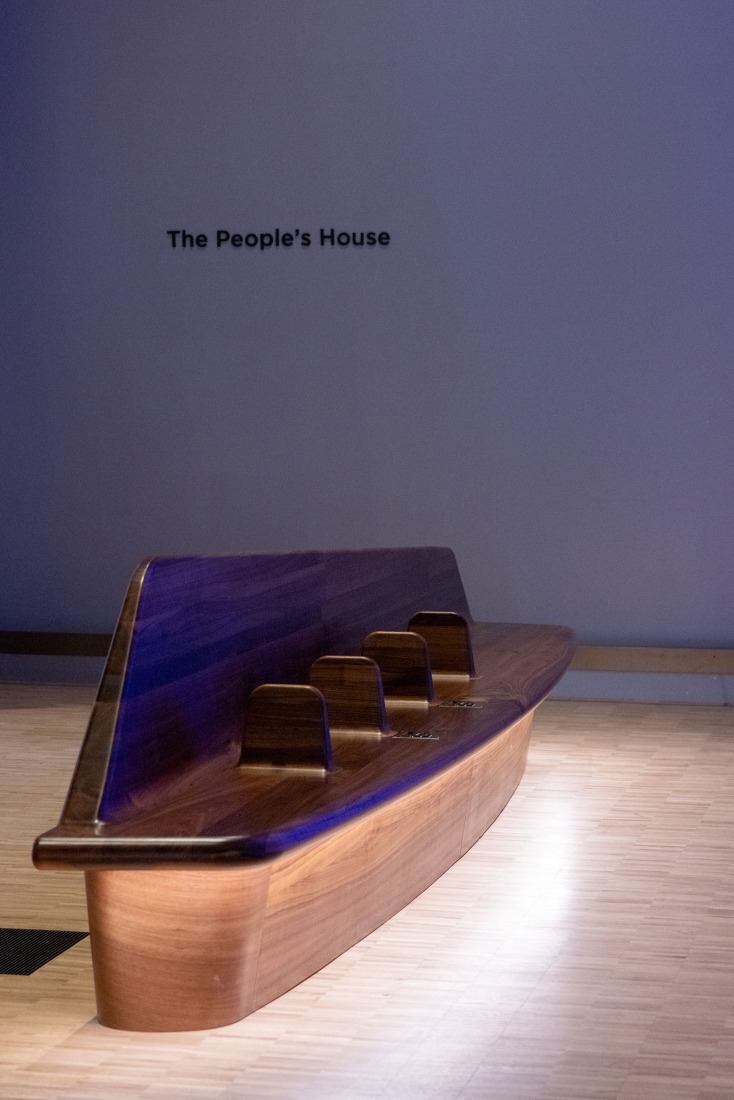 Bancos de madera de nogal diseñados por Norman Teague en el Museo del Centro Presidencial Obama en Chicago, Illinois, el viernes 8 de mayo de 2026. Fotografía de Taylor Glascock. Cortesía de la Fundación Obama.
