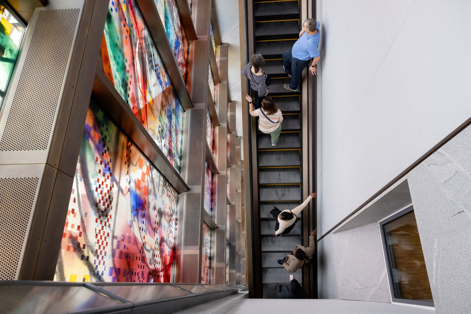La exposición "El amanecer del sol" de Julie Mehretu se exhibió en el Museo del Centro Presidencial Obama en Chicago, Illinois, el 12 de mayo de 2026. Fotografía de Taylor Glascock. Cortesía de la Fundación Obama.