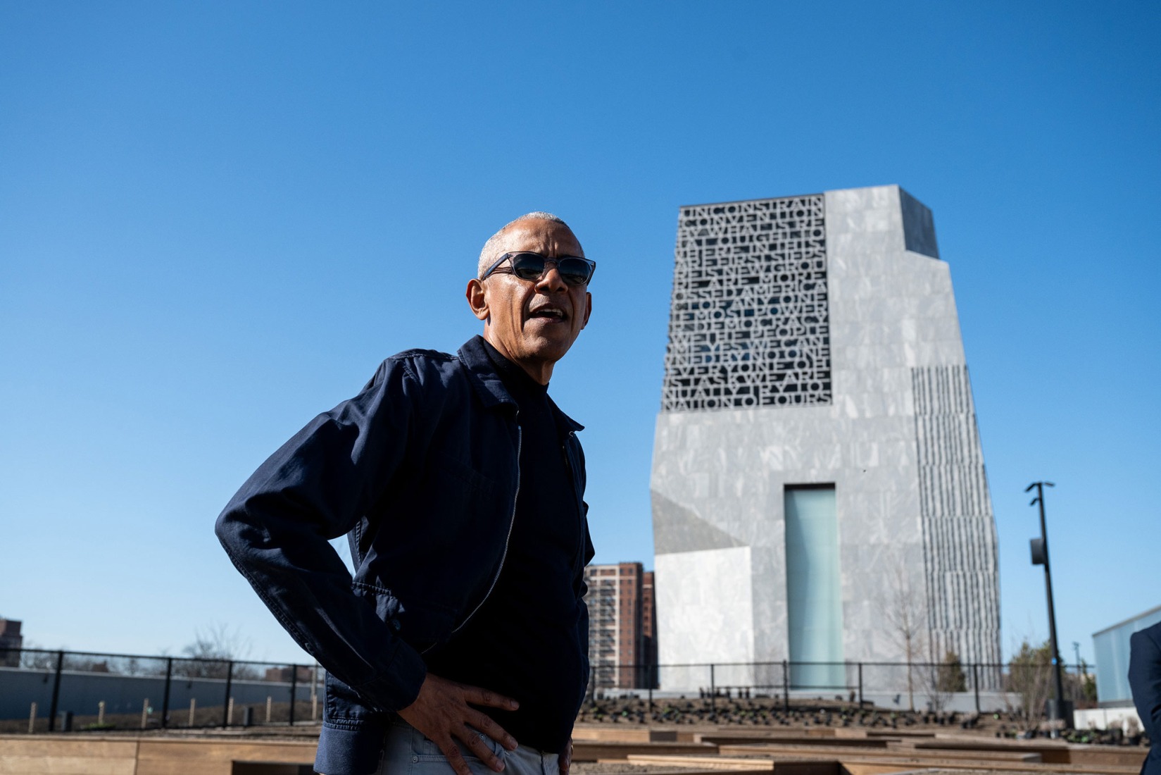 El presidente Barack Obama recorre el Centro Presidencial Obama en Chicago, Illinois, el miércoles 8 de abril de 2026. Fotografía de Christopher Dilts. Cortesía de la Fundación Obama.