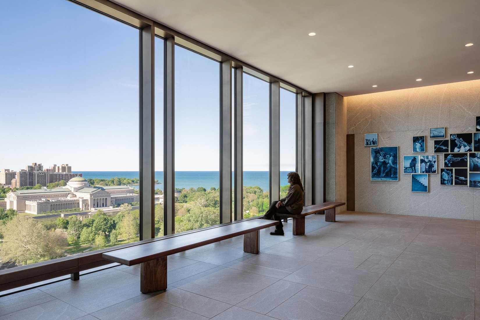 Los visitantes disfrutan de las vistas desde el Sky Room Vista en el Museo del Centro Presidencial Obama en Chicago, Illinois, el miércoles 20 de mayo de 2026. Fotografía de Angie McMonigal. Cortesía de la Fundación Obama.