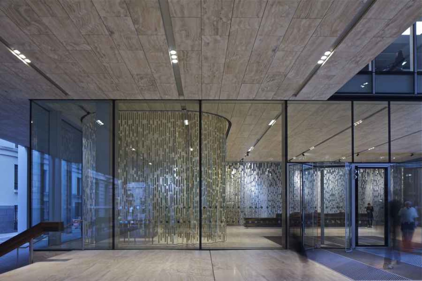 Rothschild Bank HQ. Vista del área de recepción, con su cortina de aluminio, desde el atrio. Fotografía@ por Philippe Ruault.
