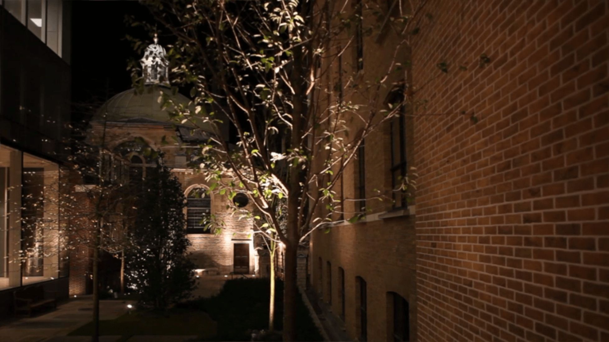 Rothschild Bank HQ. Vista nocturna de la iglesia desde el atrio. Imagen corte de vídeo.