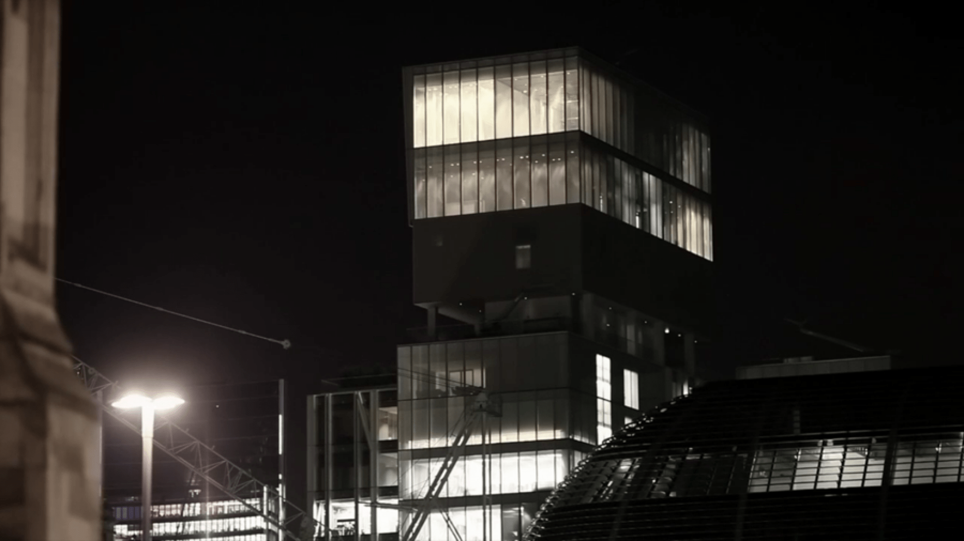 Rothschild Bank HQ. Vista nocturna. Imagen corte de vídeo.