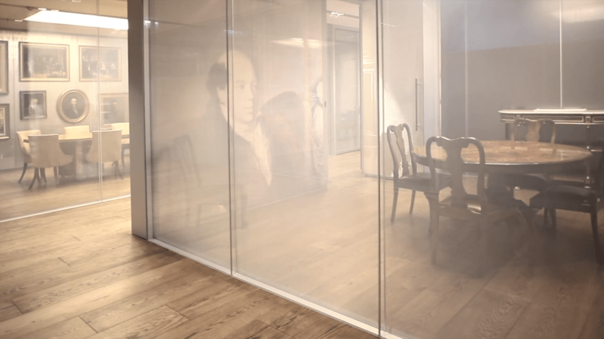 Rothschild Bank HQ. Una vista de las cajas de cristal que conforma las salas de reuniones, con los retratos de familia y mobiliario de estilo Queen Anne. Corte de vídeo.