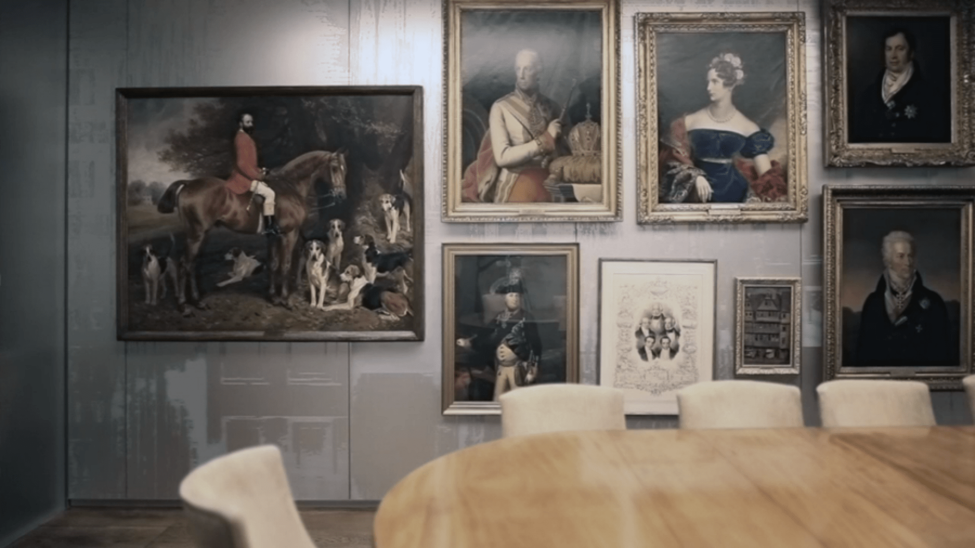 Rothschild Bank HQ. Retratos del archivo de la familia en una pared de la sala de reuniones acristalada del piso décimo. El Archivo Rothschild ha sido reubicado en el nuevo edificio, con una sala de lectura para los investigadores. Corte de vídeo.