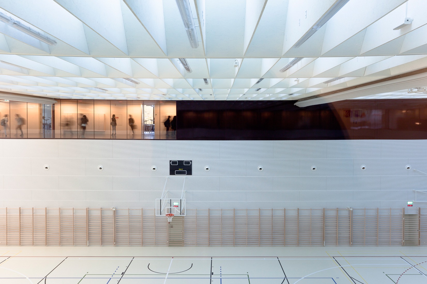 Vista del gimnasio. Colegio en los Alpes por Berrel Berrel Kräutler. Fotografía © Eik Frenzel.
