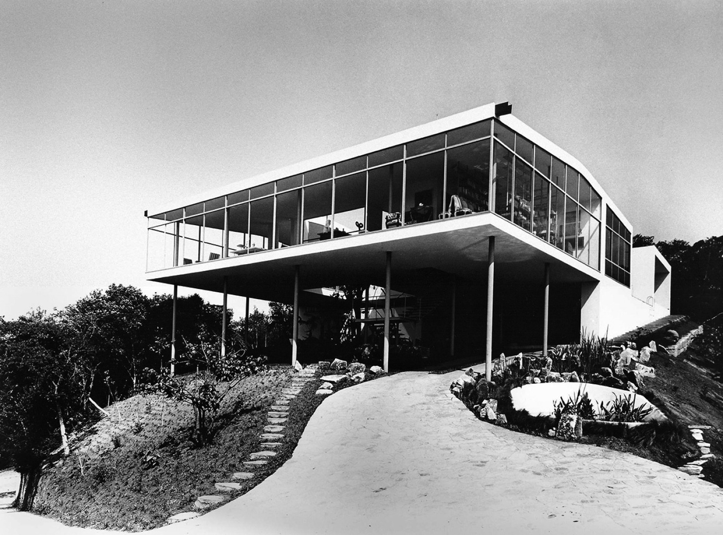 Casa de Vidro São Paulo 1949-1951. Vista exterior poco después de su terminación. Fotografía © Arquivo ILBPMB, Foto: Peter Schleier, 1951.