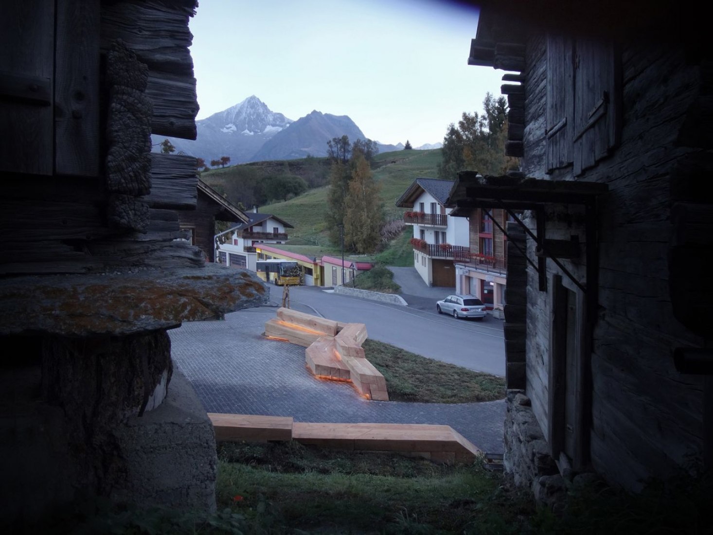 Plaza púlbica en Bürchen por Menis Arquitectos. Fotografía por Schneyder Werbung