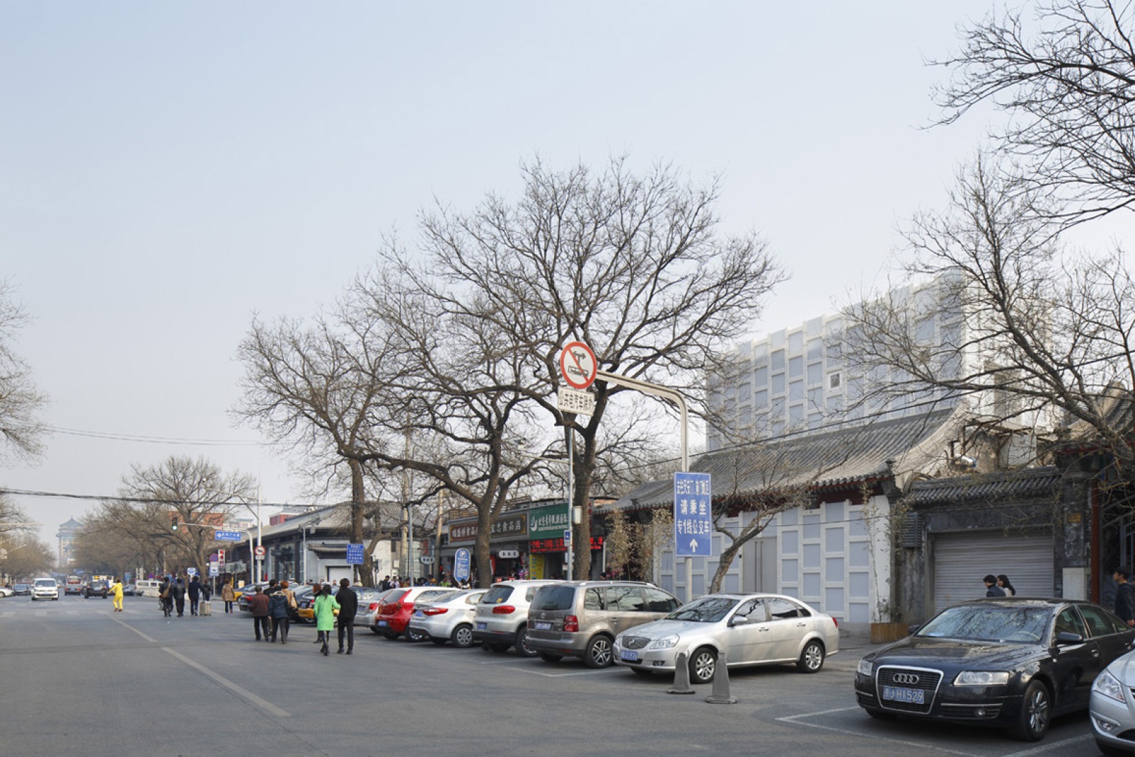 Surrounding view. Beijing Tea House by Kengo Kuma and associates. Photograph © Koji Fujii/Nacasa & Partners Inc.