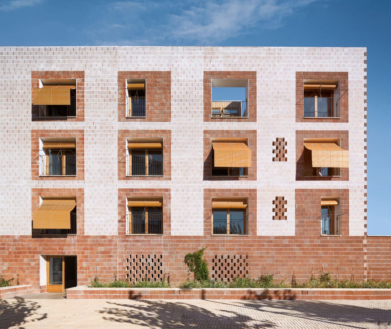 24 public dwellings in Platja d'en Bossa by 08014 arquitectura. Photograph by Pol Viladoms.