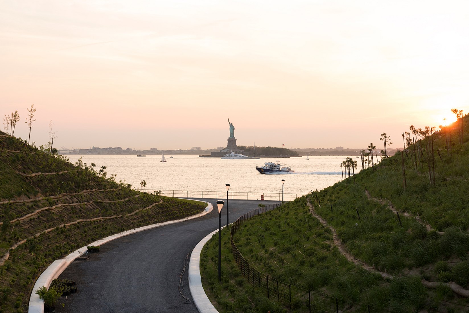Las Colinas de Governors Island por West 8. Fotografía por Timothy Schenck