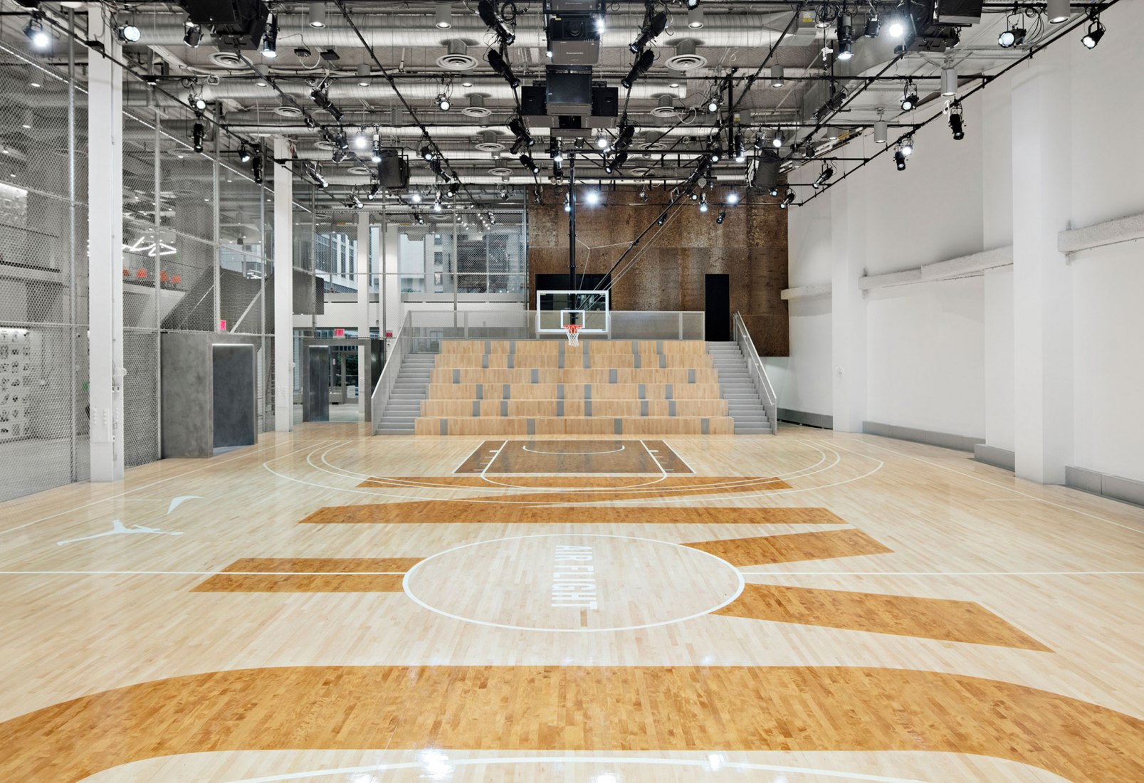 Campo de baloncesto. Nuevas instalaciones de Nike en Nueva York por WSDIA | WeShouldDoItAll. Fotografía por Floto+Warner