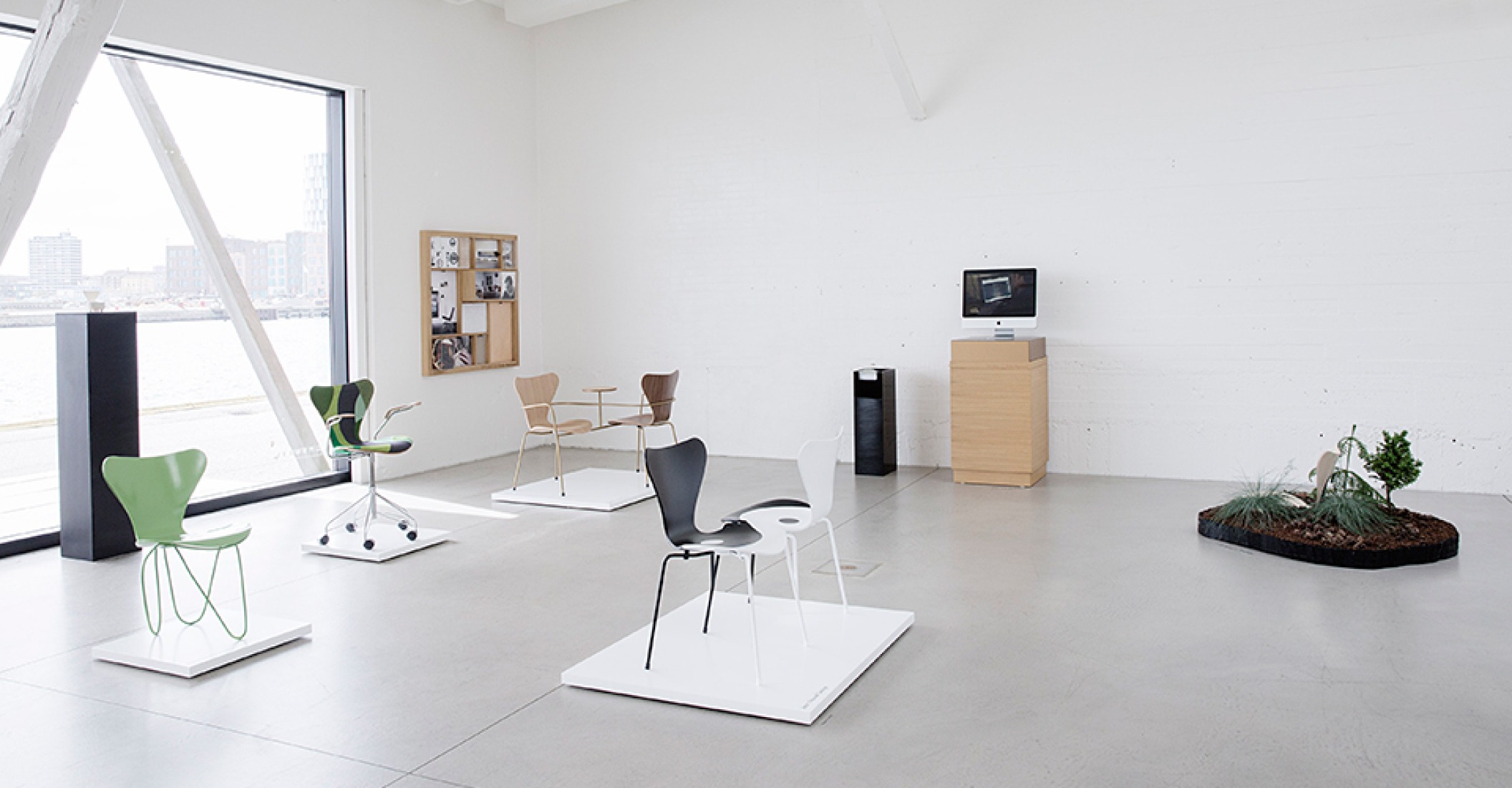 Exhibition room view. Image courtesy of Republic of Fritz Hansen. 