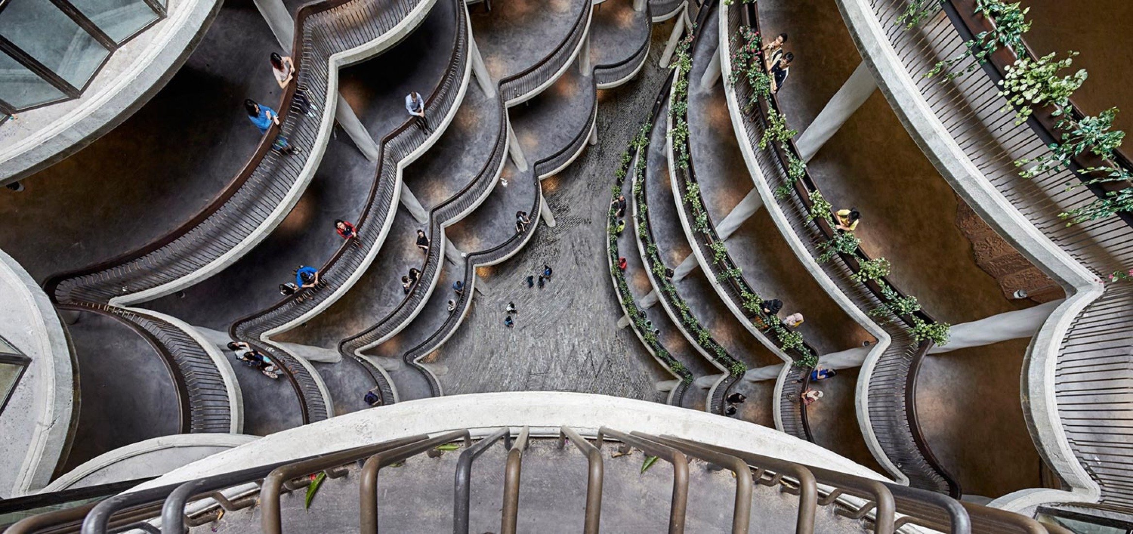 Vista desde arriba del patio interior. Centro de aprendizaje por Heatherwick studio. Fotografía © Hufton + Crow.