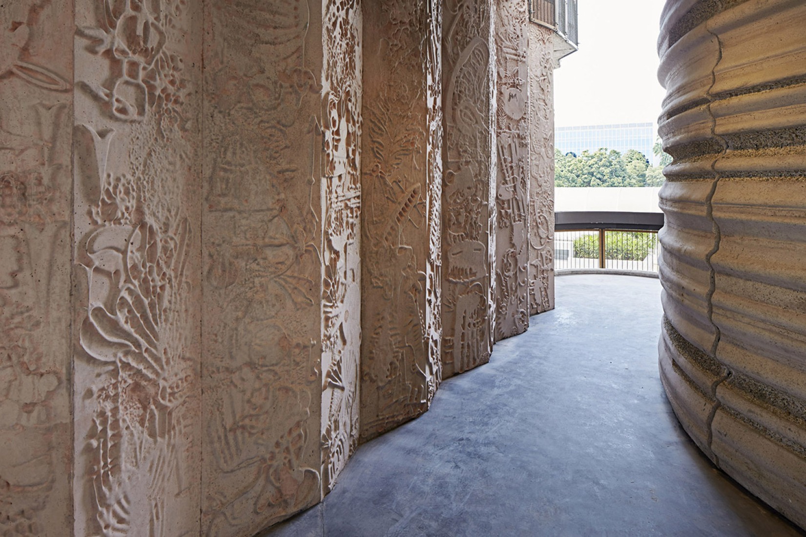 Detalle de relieve de la fachada. Centro de aprendizaje por Heatherwick studio. Fotografía © Hufton + Crow. 