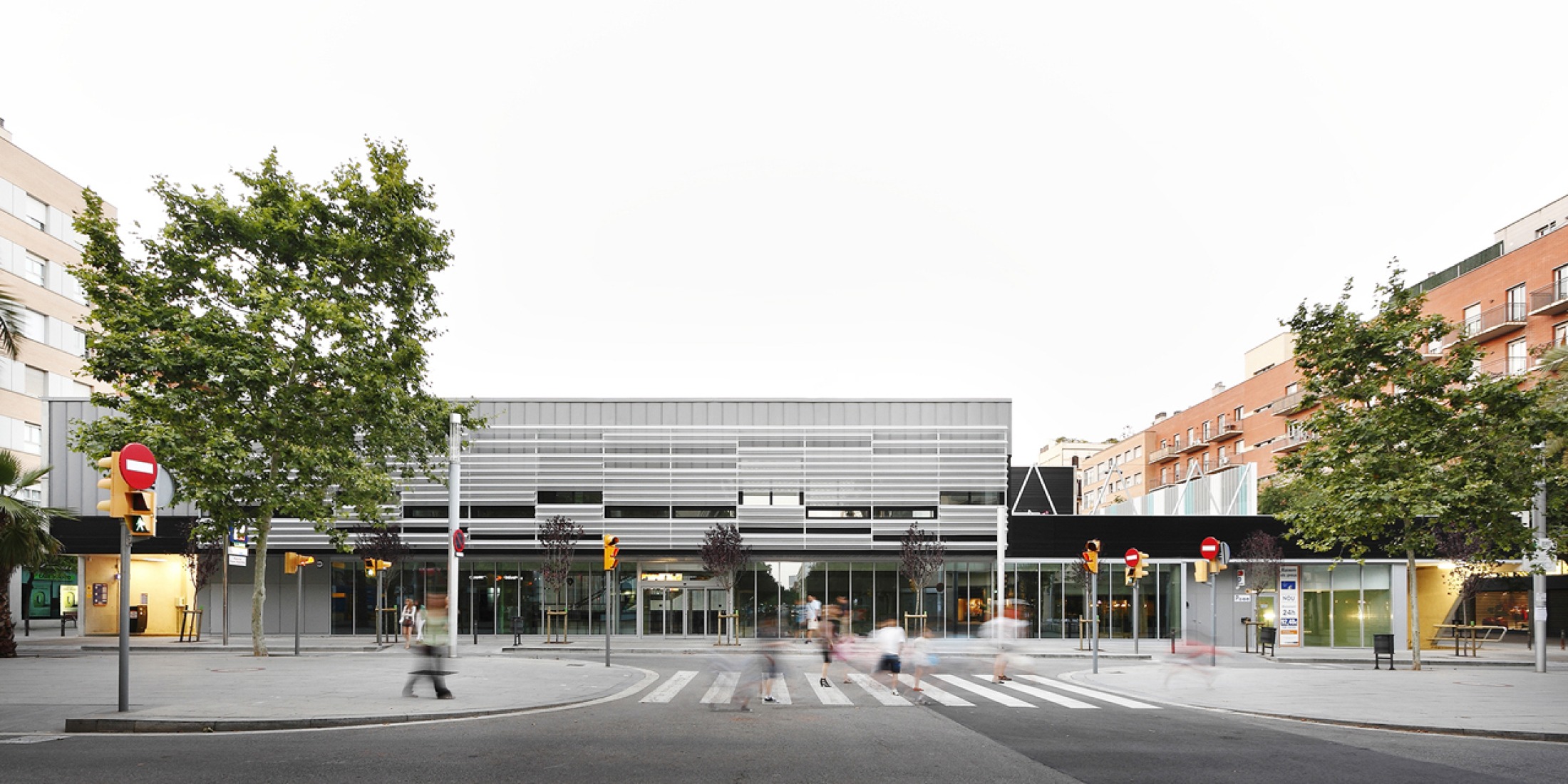 Vista del entorno. Edificio público multifuncional en Sant Martí por SUMO Arquitectes + Yolanda Olmo. Fotografía © Aitor Estévez. 