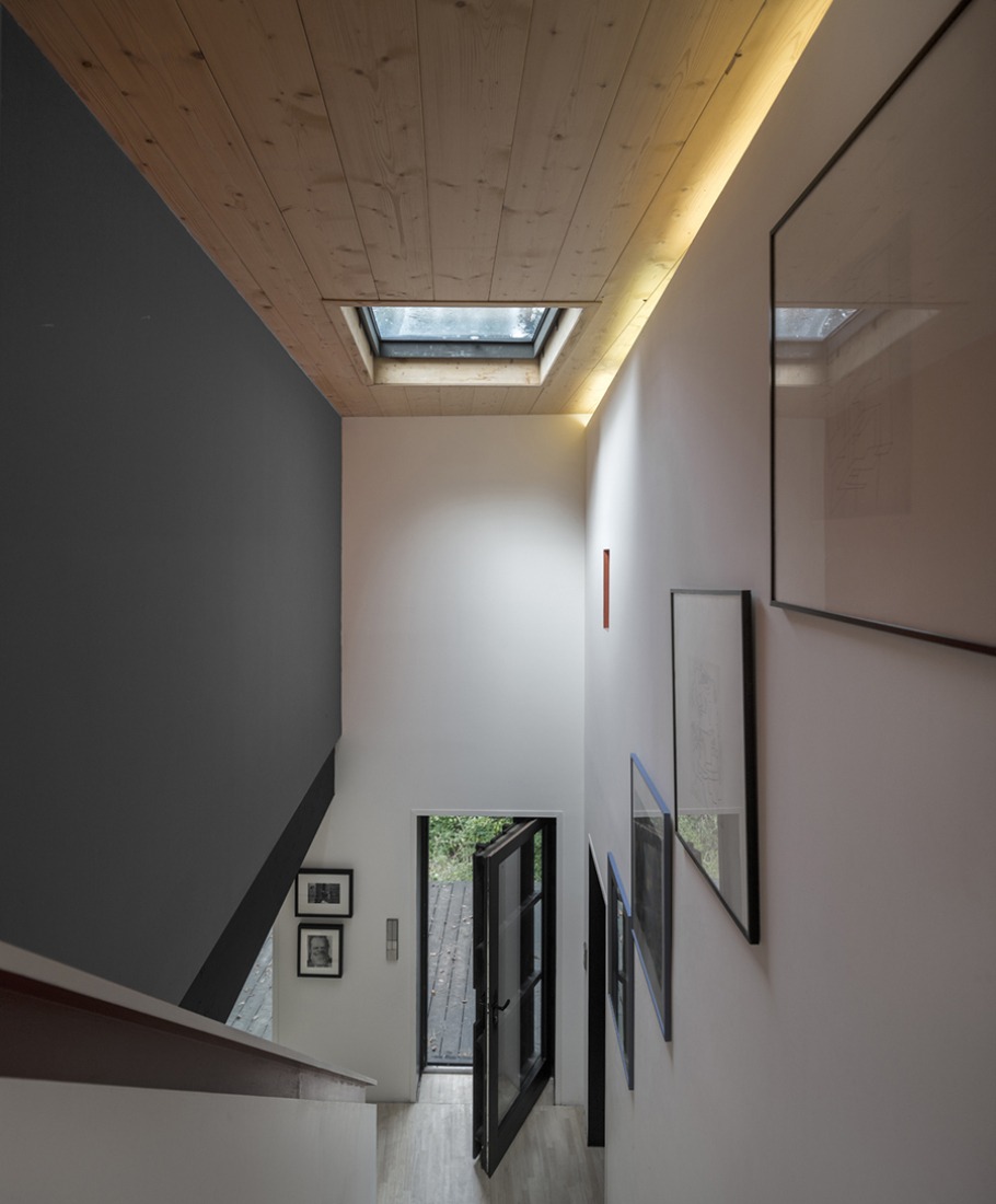 Black Wood House by Marchi Architectes. Photography © Fernando Guerra FG + SG. Courtesy of Marchi Architectes