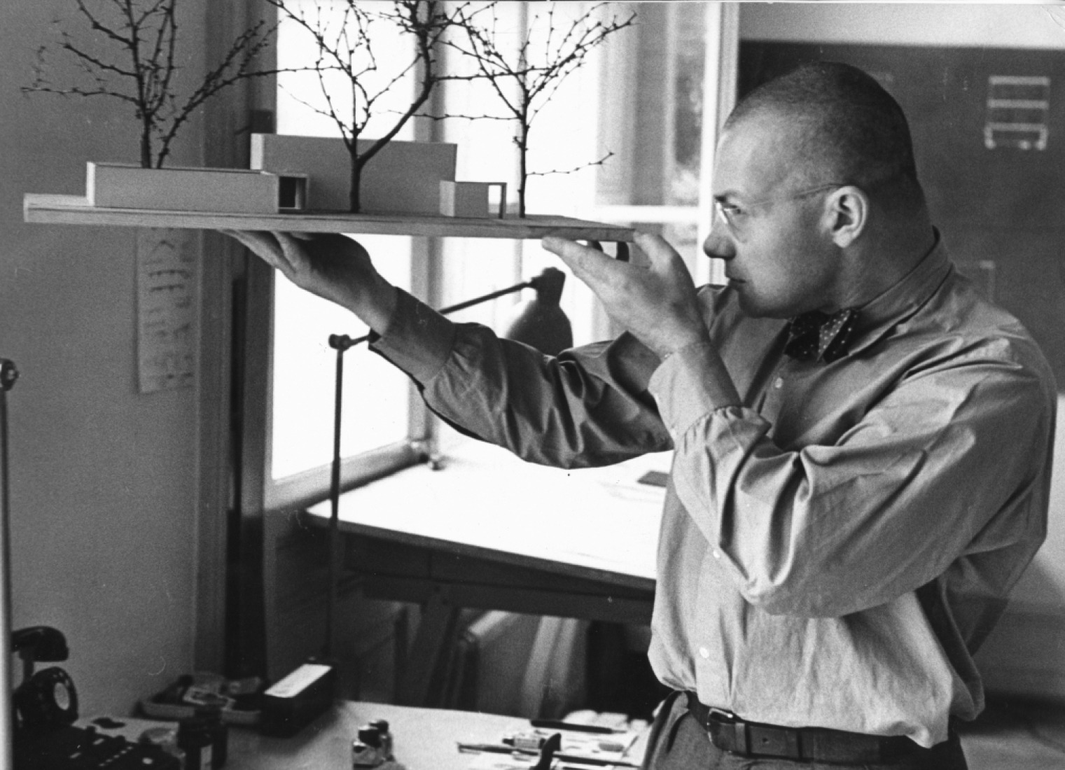 Max Bill with the model of the Swiss pavilion in Venice 1951. Image from the documentary film "Max Bill, das absolute Augenmass" directed by Erich Schmid.