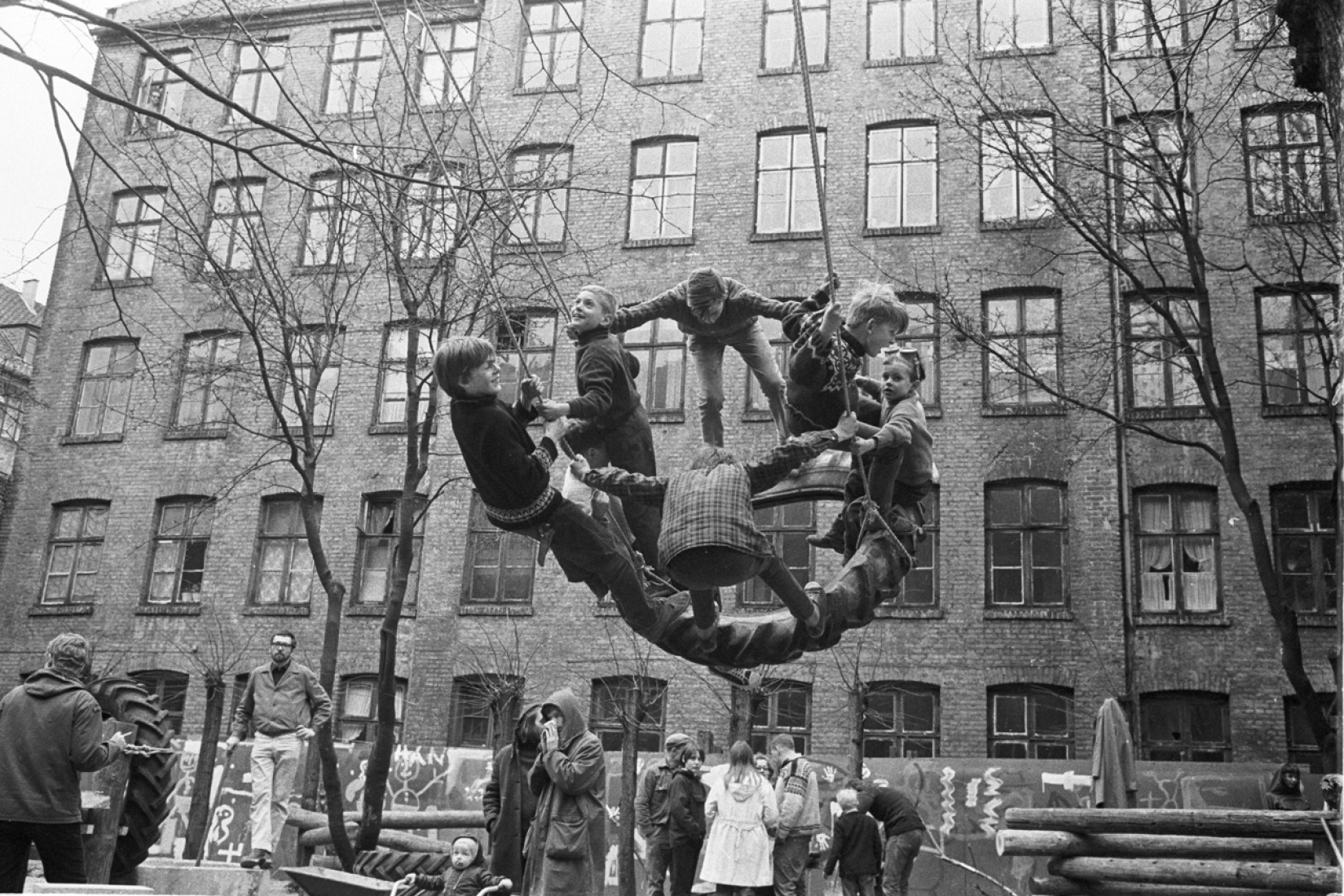 Palle Nielsen. Un grupo de activistas de diferentes organizaciones en Dinamarca despejaron un patio trasero en Stengade 52 en el área de Norrebo en Copenhague el 31 de marzo de 1968 y en su lugar construyeron un parque infantil. Esto se hizo para llamar la atención sobre la falta de terrenos de juego, así como una remodelación general de la zona. © VEGAP, Madrid, 2014. © PETERSEN ERIK / Polfoto.