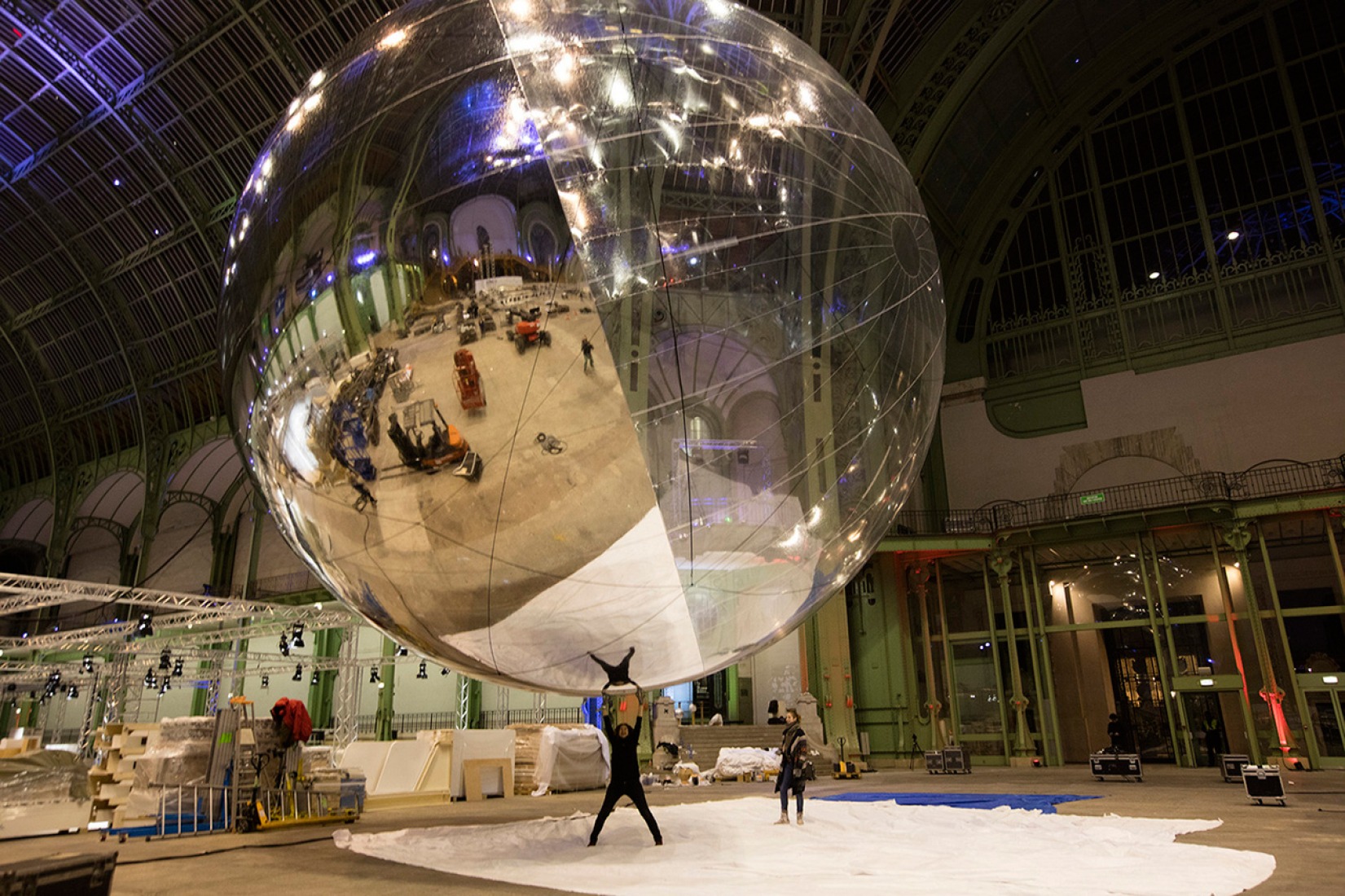 Rising of Aerocene at the Grand Palais of París for the COP21. Aerocene by Tomás Saraceno. Photography courtesy of Tomás Saraceno.