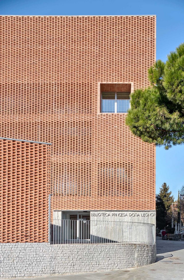 Rehabilitación de la Casa de la Cultura como Biblioteca Municipal y Teatro por Extudio, Matos Castillo Arquitectos y Toni Gelabert Arquitecte. Fotografía por Ana Matos