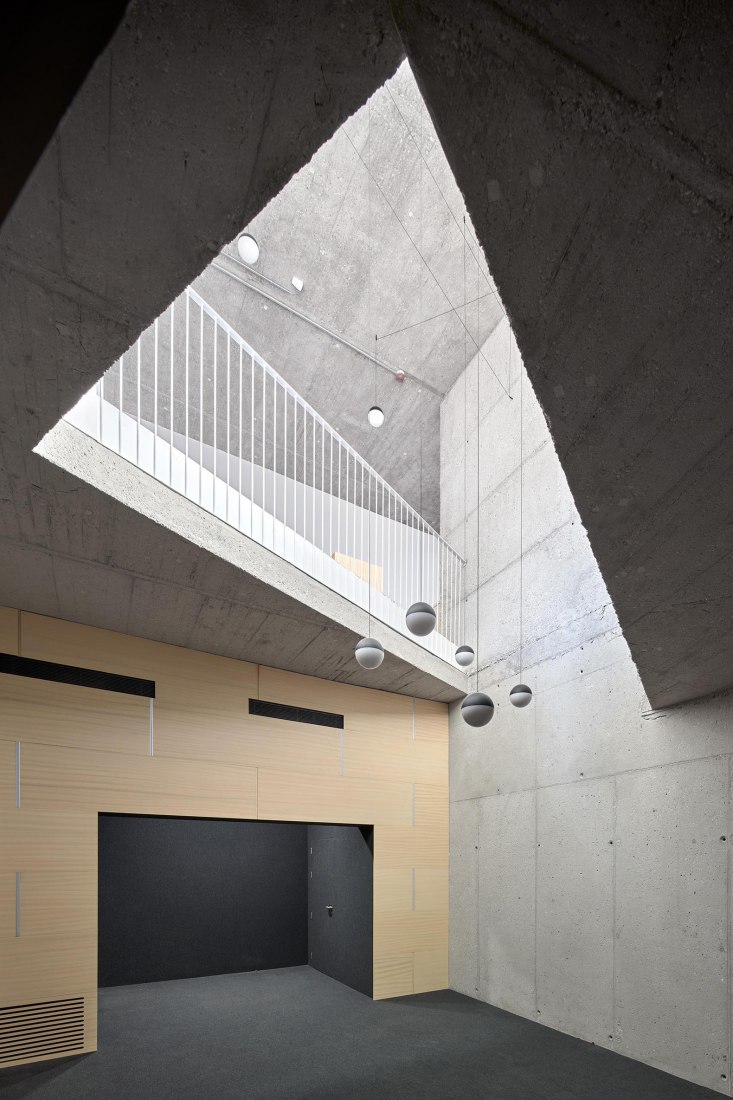 Rehabilitación de la Casa de la Cultura como Biblioteca Municipal y Teatro por Extudio, Matos Castillo Arquitectos y Toni Gelabert Arquitecte. Fotografía por José Hevia