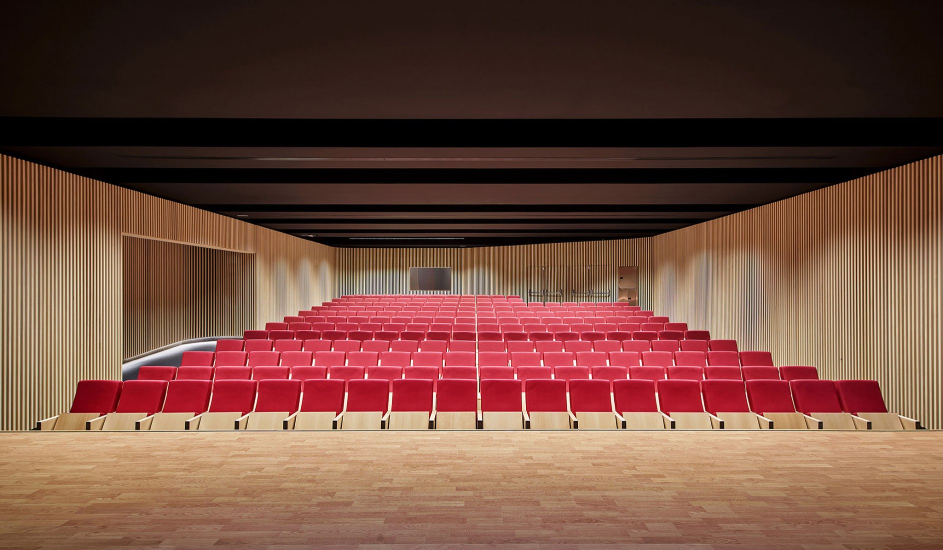 Rehabilitación de la Casa de la Cultura como Biblioteca Municipal y Teatro por Extudio, Matos Castillo Arquitectos y Toni Gelabert Arquitecte. Fotografía por José Hevia