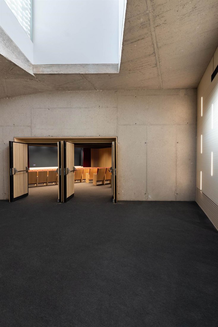 Rehabilitación de la Casa de la Cultura como Biblioteca Municipal y Teatro por Extudio, Matos Castillo Arquitectos y Toni Gelabert Arquitecte. Fotografía por Ana Matos