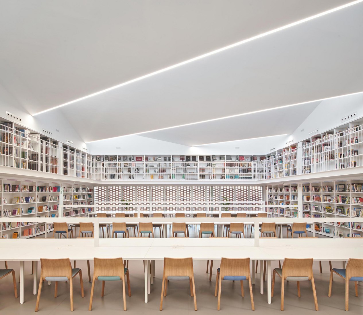 Rehabilitación de la Casa de la Cultura como Biblioteca Municipal y Teatro por Extudio, Matos Castillo Arquitectos y Toni Gelabert Arquitecte. Fotografía por José Hevia